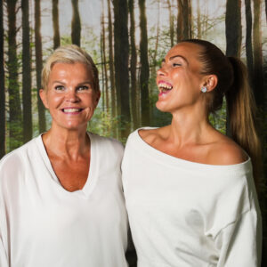 Kehovalmentaja-kurssin kouluttajat: Mona Mäkinen ja Melina Ruotsalainen